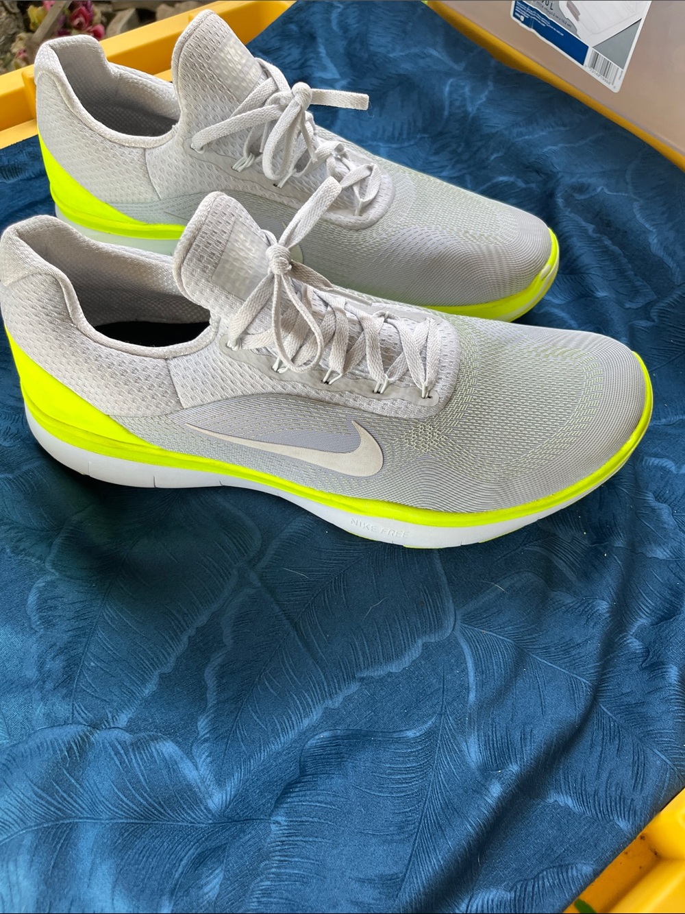 Nike Men’s Light Gray Sneakers with Neon Yellow Accents